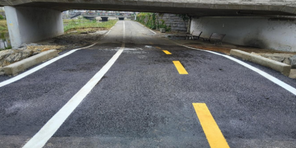 4-1. 콘크리트로 구조물로 교체된 금학천 보행데크.png