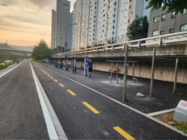 2-1. 용인특례시 수지구 손곡천·동막천 일부 구간의 보행로와 자전거도로를 재포장했다.jpg
