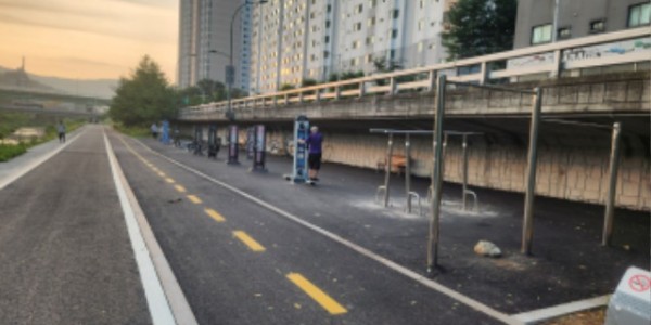 2-1. 용인특례시 수지구 손곡천·동막천 일부 구간의 보행로와 자전거도로를 재포장했다.jpg