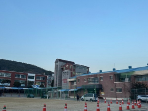 1. 용인특례시 처인구에 있는 용인중학교 전경.jpg