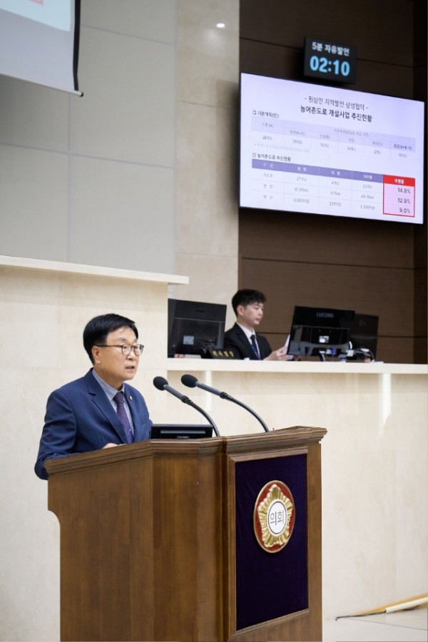 사진1. 용인특례시의회 김영식 의원이 18일 열린 제294회 임시회 제2차 본회의에서 5분 자유발언을 하고 있다..jpg