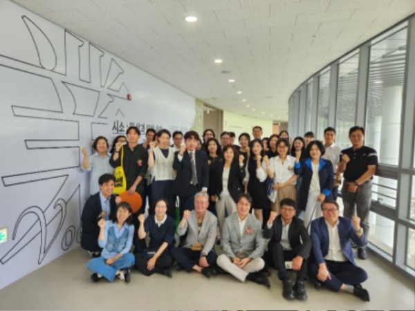 250718 홍원길 의원, 김포 기회소득 예술인 페스티벌 전시 개막 축하 (1).jpg