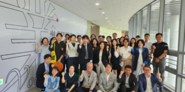 250718 홍원길 의원, 김포 기회소득 예술인 페스티벌 전시 개막 축하 (1).jpg