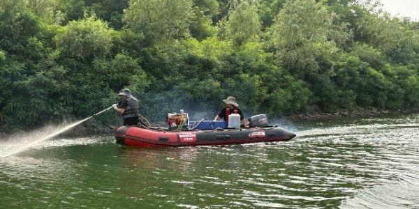 3-1. 기흥호수 녹조제거 활동 모습.jpeg