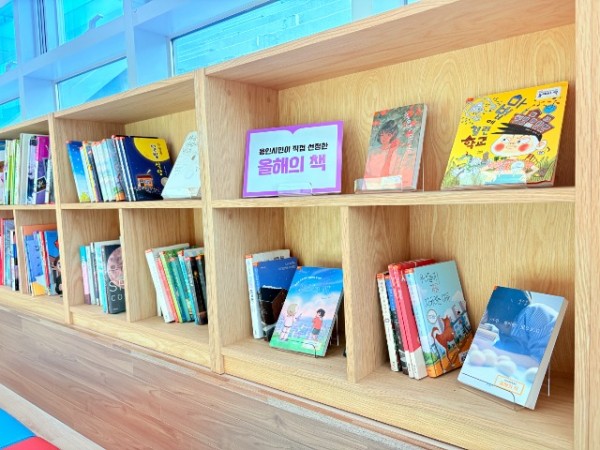 4. 용인특례시는 ‘SERI PAK with 용인’ 내 북카페에 도서 550여권을 지원했다.jpg