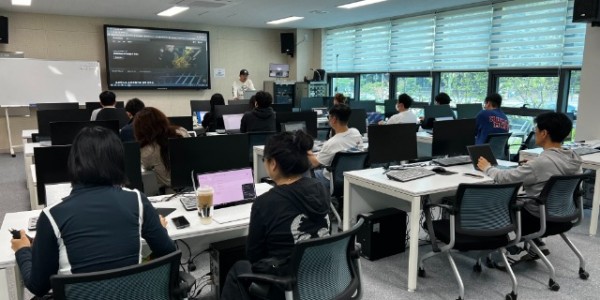 (사진자료) 제조 소공인 및 재직자 등이 역량강화 교육을 듣고 있다.jpg