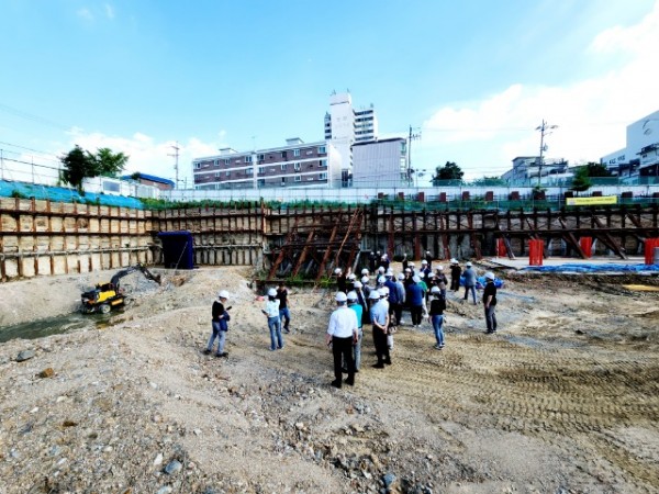 1. 지난 6월 23일 옛 기흥중 부지에 건립 중인 다목적체육시설 건설 현장에서 이상일 시장과 주민들이 공사 진행 상황을 살펴보고 있다.jpg