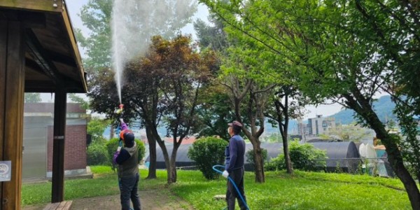 3-1. 해충 방제 작업 모습.jpg