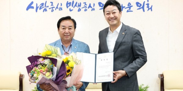 250730 김진경의장,의정정책추진단 신임단장에 김성남의원 위촉...민생 정책 실현에 큰힘이 되어주길.jpg