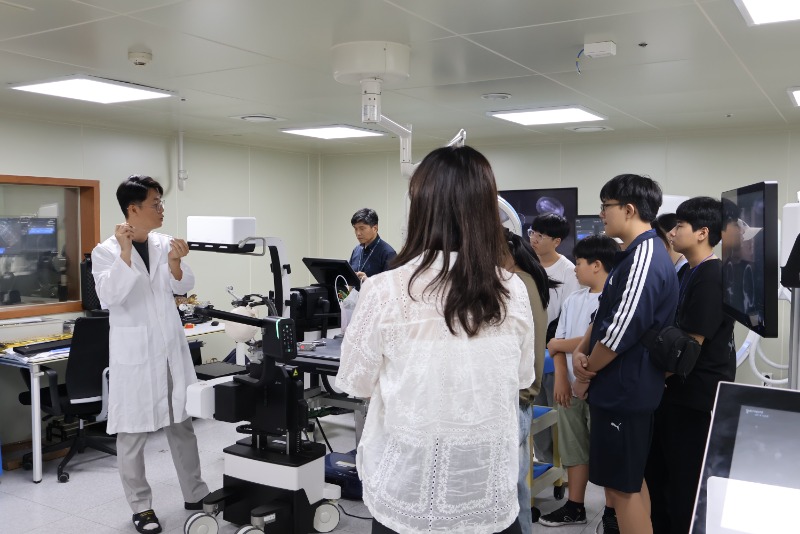 2. 용인특례시와 고영테크놀러지가 함께하는 중학생 대상 기업 탐방 진로교육 진행 현장 모습.JPG