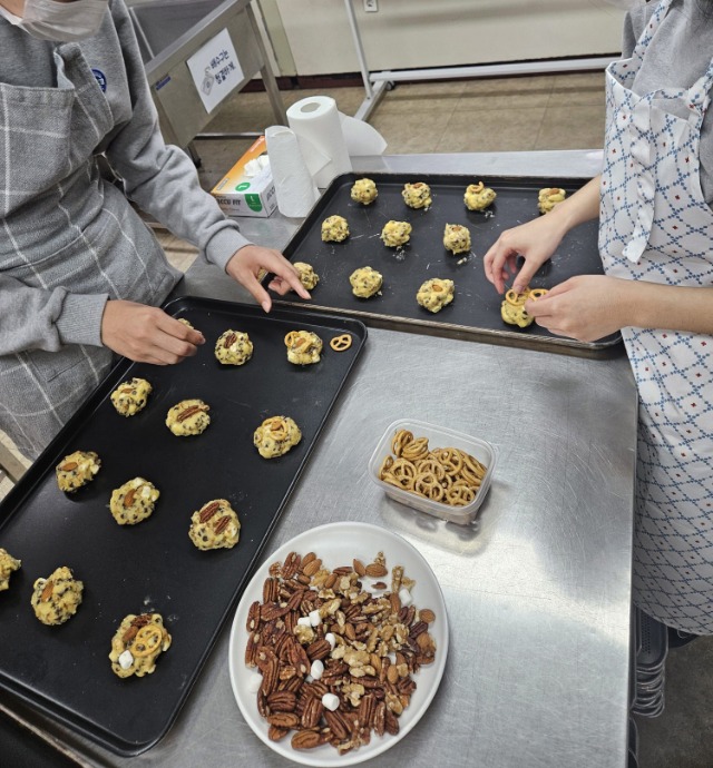 4. 용인특례시 평생학습관에서 지난해 운영한 장애인 특별과정 베이킹 프로그램 수강 모습.jpg