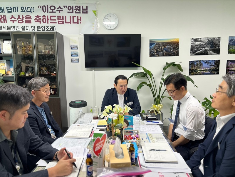 250804 이오수 의원, 피트모스 활용 축산환경 개선사업 후속 협력 논의(1).jpg