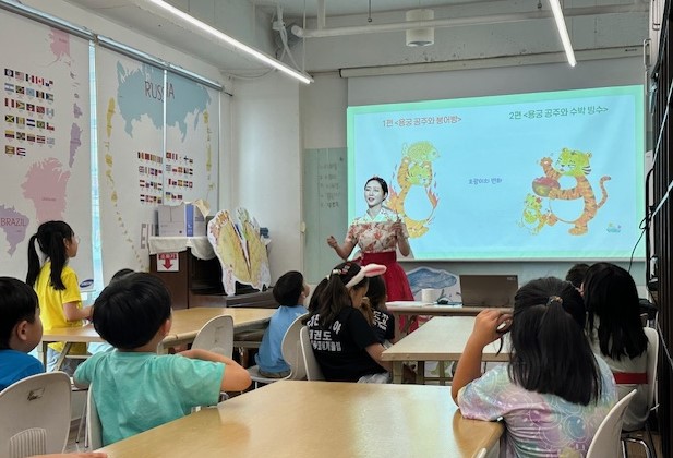 6. ‘도서관과 함께 책 읽기’ 프로그램 진행 모습.jpg