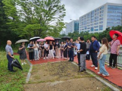 7. 기흥구 주민참여예산위원회 위원들이 6일 탄천자전거길 이용자(라이더) 쉼터 현장을 방문했다..jpg