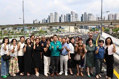 9-1. 이상일 용인특례시장은 유림동~고림지구 연결도로의 11일 임시 개통을 앞두고 현장을 찾았다.jpg