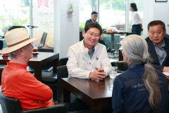 1-1. 이상일 용인특례시장이 11일 한택식물원을 방문해 현장 관계자와 의견을 나누고 있다..jpg