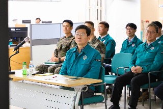 3-1. 19일 을지연습장에서 이상일 시장이 보고를 받고 있다 (1).jpg