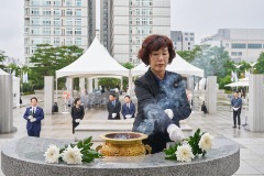 250818 이채영 의원, 광복 80주년 맞아 현충탑 참배 (1).jpg