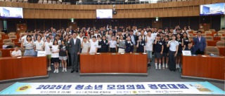 250826 조미자 의원, 진접중 학생들 청소년 모의의회 경연대회 참여 격려.jpg