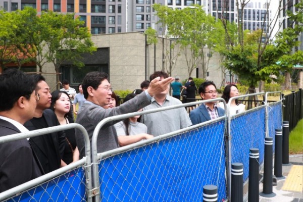2-1. 이상일 용인특례시장이 7월 16일 힐스테이트 용인 고진역 공동주택 민생현장 소통버스킹에서 주민들이 조속한 개방을 요청한 공원 현장을 확인하고 있다.jpg