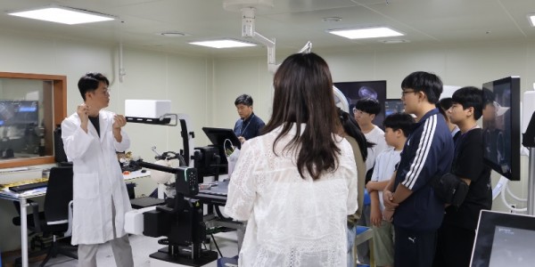 2. 용인특례시와 고영테크놀러지가 함께하는 중학생 대상 기업 탐방 진로교육 진행 현장 모습.JPG