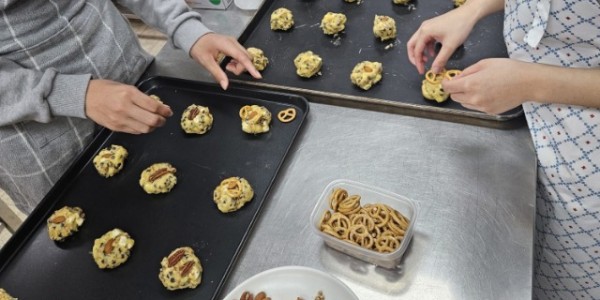 4. 용인특례시 평생학습관에서 지난해 운영한 장애인 특별과정 베이킹 프로그램 수강 모습.jpg