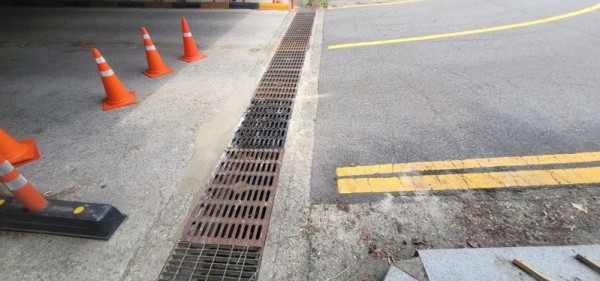 2. 용인특례시 수지레스피아 입구 통로박스 구간의 금속성 소음 발생 원인인 배수로 덮개 부분을 보수했다.jpg