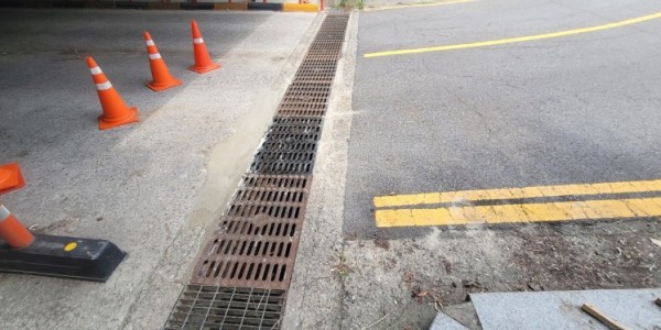 2. 용인특례시 수지레스피아 입구 통로박스 구간의 금속성 소음 발생 원인인 배수로 덮개 부분을 보수했다.jpg