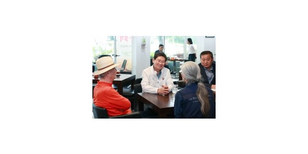 1-1. 이상일 용인특례시장이 11일 한택식물원을 방문해 현장 관계자와 의견을 나누고 있다..jpg