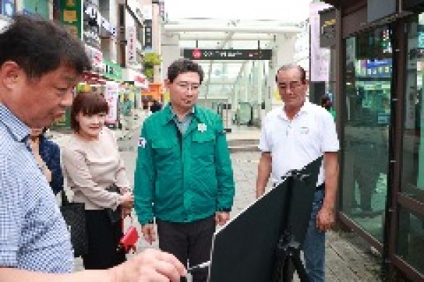1-1. 이상일 용인특례시장이 14일 수지구청역 버스정류장에서 노후차량 교체와 정류장 확장 계획을 보고받고 있다.jpg