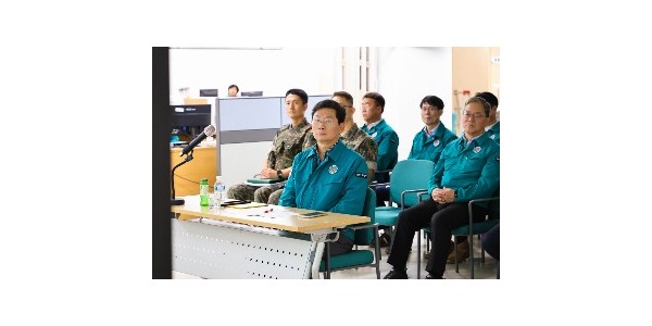 3-1. 19일 을지연습장에서 이상일 시장이 보고를 받고 있다 (1).jpg