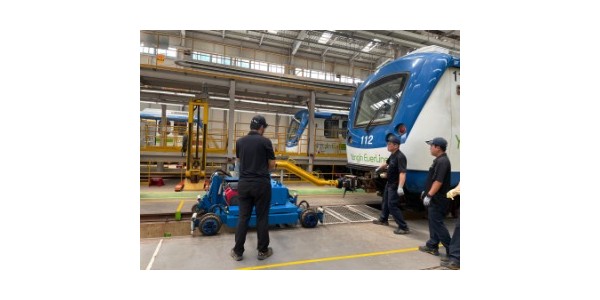 2-1. 용인특례시와 한국철도기술연구원이 협력해 추진한 열차 자동운전용 핵심 통신장치 국산화 시험운전 준비 모습.jpg