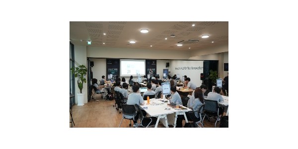 (사진자료1) 해커톤 참가자들이 AI를 활용한 문제해결 방법 교육을 듣고 있다.JPG