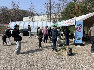 3. 용인특례시가 지난 4월 진행한 반려식물 분갈이 서비스에 참여한 시민들 모습.JPG