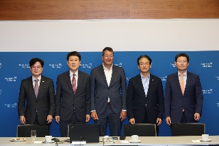 1-1. 이상일 용인특례시장(오른쪽 첫 번째)은 5일(현지시간) 대한민국대도시시장협의회 소속 시장단과 함께 독일 베를린 독일도시협의회를 방문했다. 김병수 김포시장(왼쪽 첫 번째), 이강덕 포항시장(왼쪽 두 번째), 이동환  (1).jpg