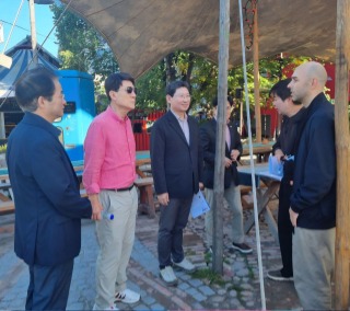 4-1. 이상일 용인특례시장과 대도시시장단협의회 소속 시장들이 7일 독일 베를린의 도시재생 성공모델로 꼽히는 슈프레 강변의 홀츠막트 25 현장을 찾아 이곳 도시재생 전문가의 설명을 듣고 있다.jpg