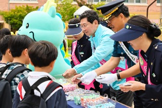 9-1. 이상일 용인특례시장이 9일 처인구 남사읍에 있는 남곡초등학교에서 교통안전 캠페인에 참여했다..jpg