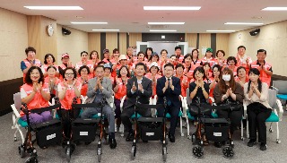 7-1. 10일 용인시약사회는 용인시자원봉사센터에 거동이 불편한 어르신을 위한 보행보조기구 60대를 기증했다.JPG