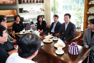 8-1. 10일 이상일 시장은 수지구 상인회 관계자 등과 ‘찾아가는 차담회’를 가졌다.jpg