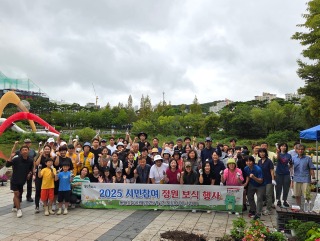 4-1. 13일 동백호수공원에서 열린 시민참여 정원 보식 행사.jpeg