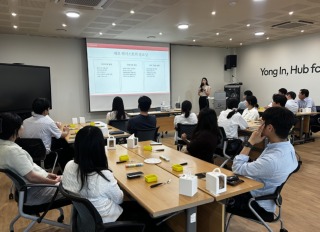 (사진) 진흥원 임직원들이 '찾아가는 직장인 환경 교육'을 받고 있다.jpg