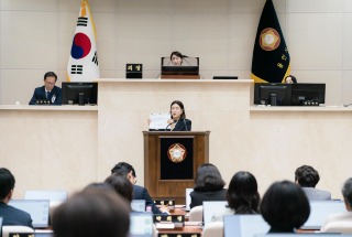 (사진2) 용인특례의회 김희영 의원이 19일 열린 제295회 임시회 제3차 본회의에서 시정질문을 하고 있다..jpg