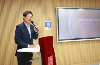 2-1. 이상일 용인특례시장은 19일 원삼면 이음센터에 새롭게 조성된 문화공간 플랫폼 ‘Hy-SEUM’ 개소식에 참석해 인사말 했다.jpg