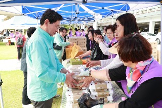 11-1. 이상일 용인특례시장은 23일 2025년 작은나눔 큰사랑 일일찻집 & 바자회에 참석했다.jpg