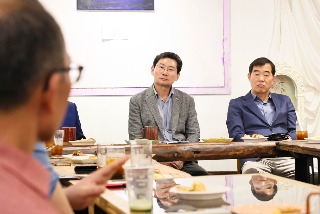 8-1. 이상일 용인특례시장이 23일 처인구 지역내 상인들을 만나 지역상권 활성화 방안을 논의했다..jpg