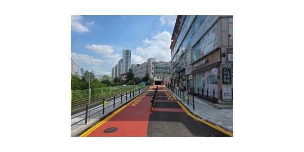 2-1. 용인특례시 수지구 효자초 노후 보도 재포장 사진.jpeg