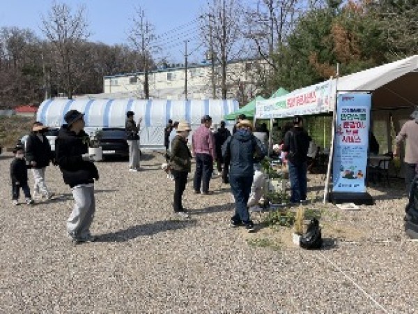 3. 용인특례시가 지난 4월 진행한 반려식물 분갈이 서비스에 참여한 시민들 모습.JPG
