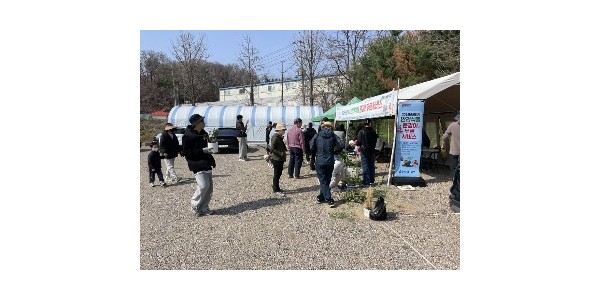 3. 용인특례시가 지난 4월 진행한 반려식물 분갈이 서비스에 참여한 시민들 모습.JPG