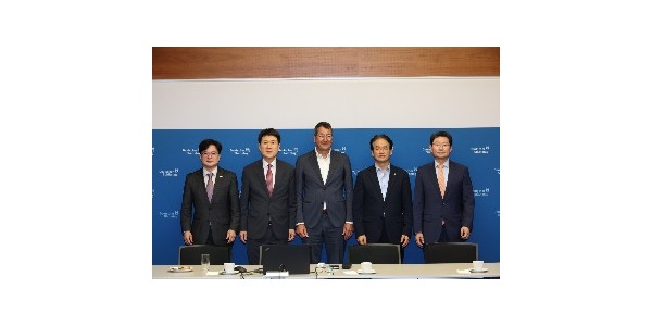 1-1. 이상일 용인특례시장(오른쪽 첫 번째)은 5일(현지시간) 대한민국대도시시장협의회 소속 시장단과 함께 독일 베를린 독일도시협의회를 방문했다. 김병수 김포시장(왼쪽 첫 번째), 이강덕 포항시장(왼쪽 두 번째), 이동환  (1).jpg