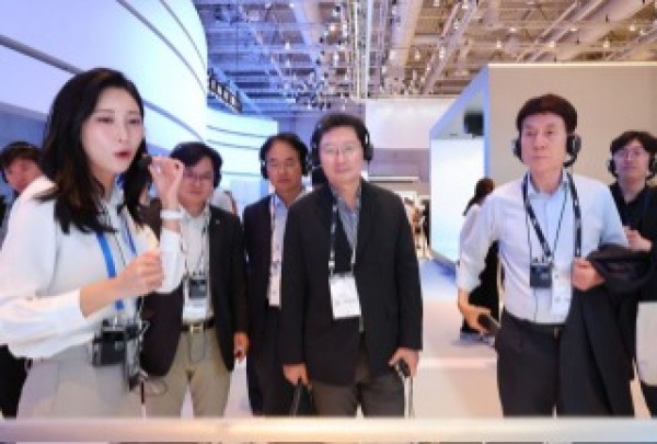 3-1. 이상일 용인특례시장(가운데)이 IFA 삼성전자관에서 혁신제품을 살펴보며 설명을 듣고 있다.jpg